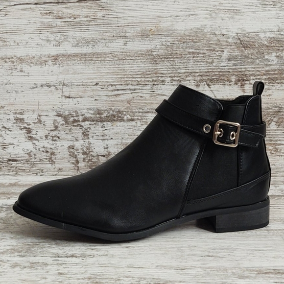 Other - ⚁NWOT Black Chelsea Ankle Boot
